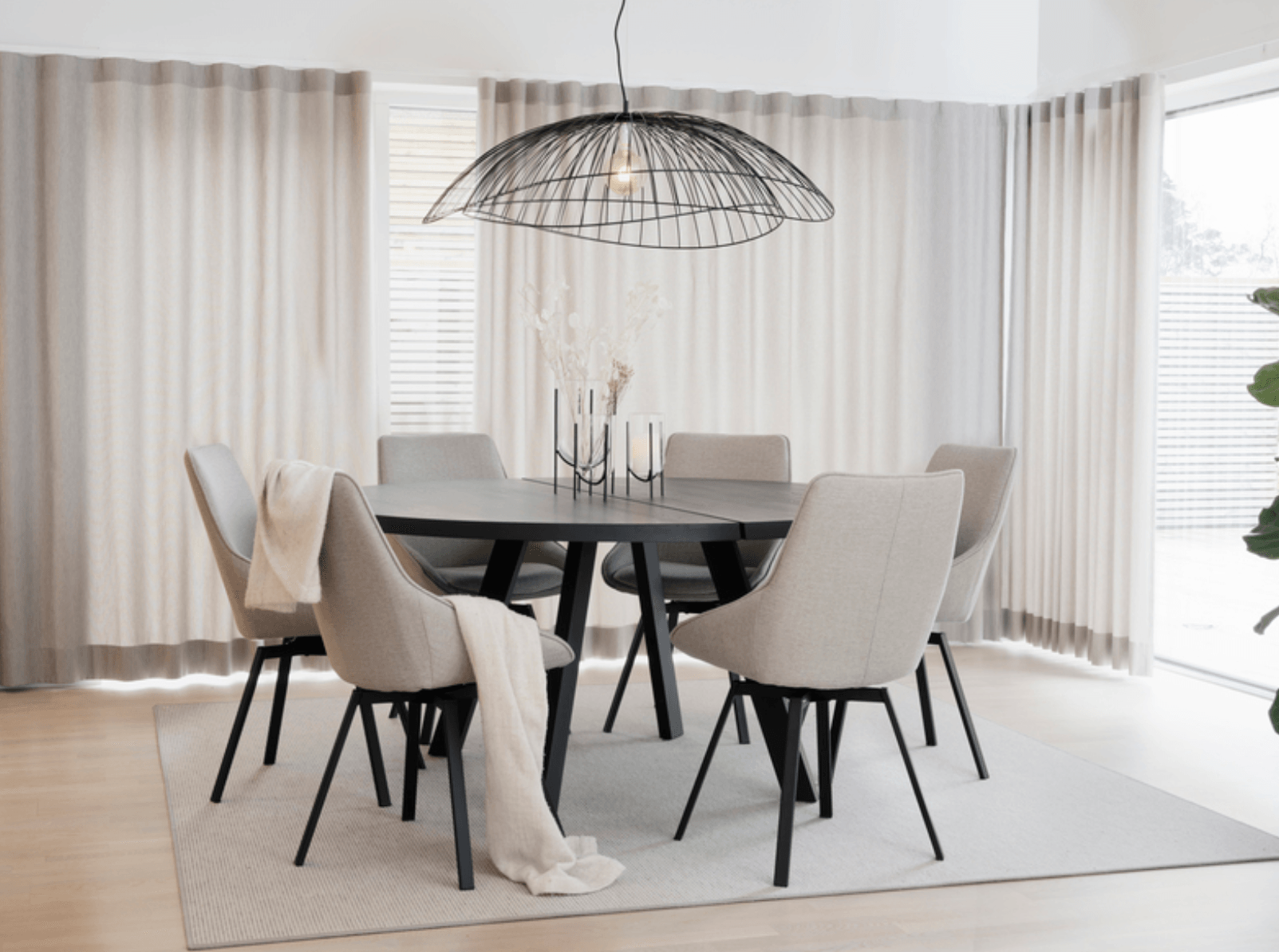 Beautiful dining set up 