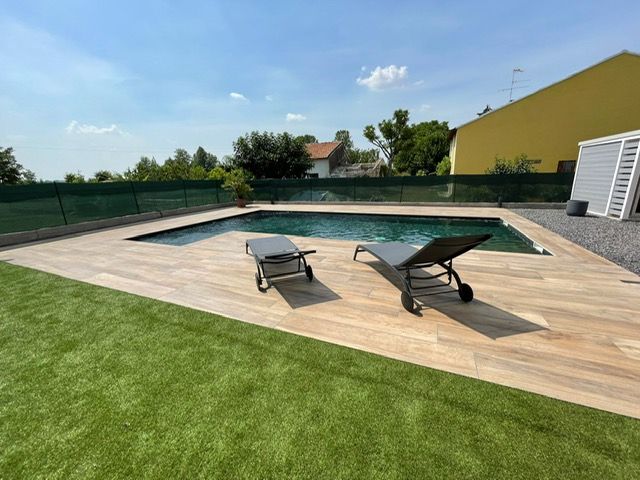 piscina con sdrai