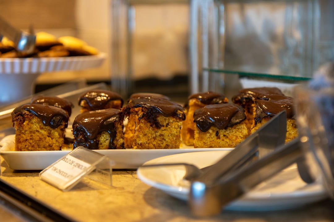 Uma bandeja de bolo de cenoura com cobertura de chocolate sobre uma mesa.