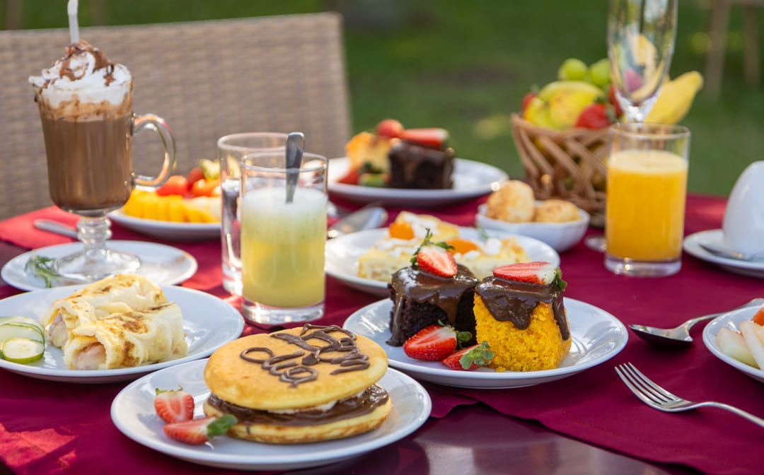 Uma mesa coberta com pratos de comida e bebidas.
