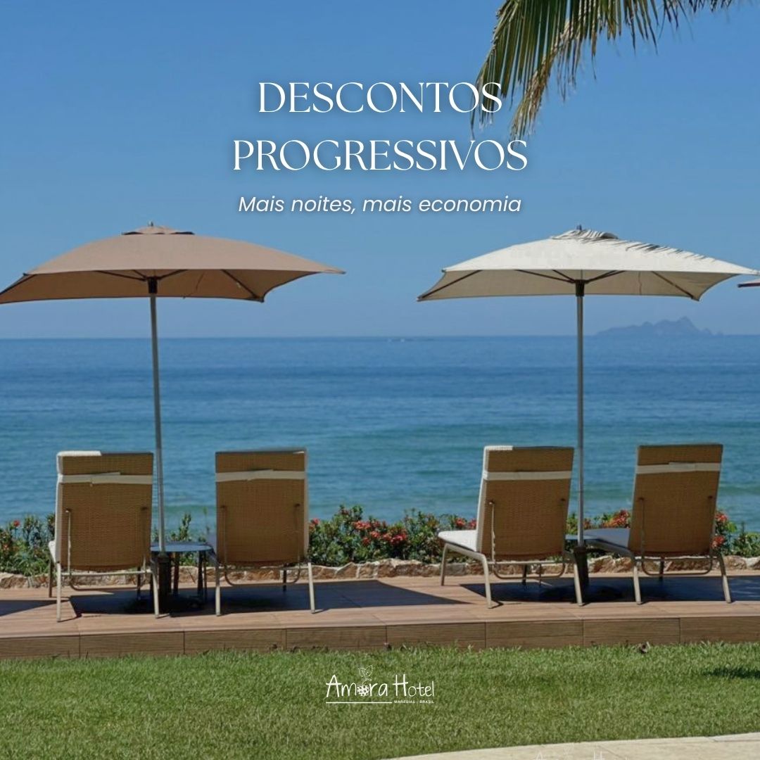 Cadeiras de praia e guarda-sóis de frente para o mar sob um céu azul, com a inscrição “Descontos Progressivos” sobreposta.