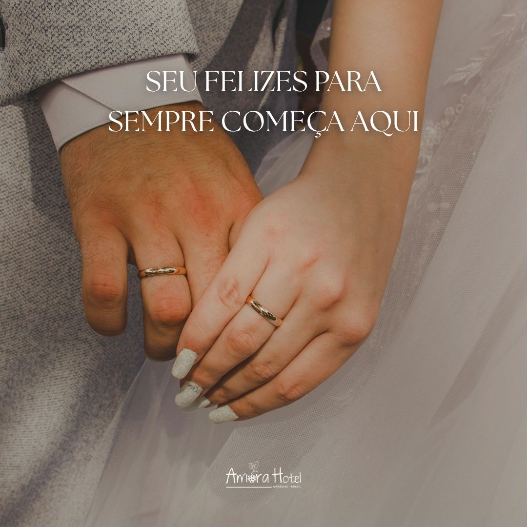 Two hands with rings clasped together, with the text “Sei felizes para sempre começa aqui” overlaid.