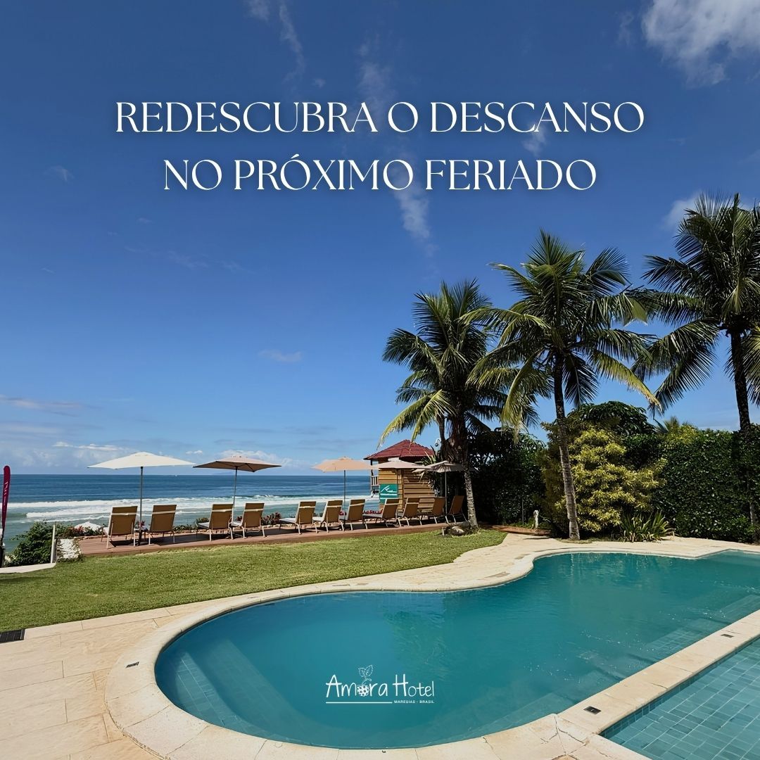 Piscina à beira-mar com espreguiçadeiras e coqueiros; texto: “Redescubra o descanso no próximo feriado”