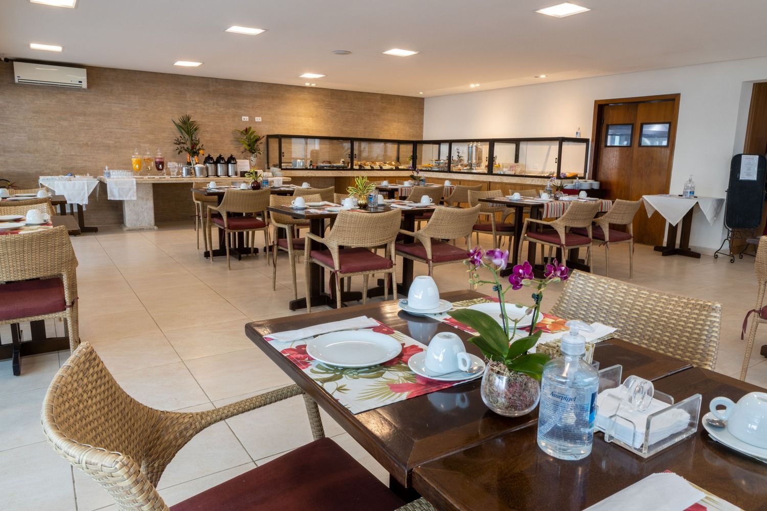 Há muitas mesas e cadeiras no restaurante.