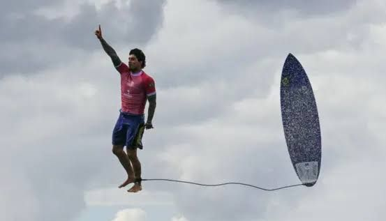 Gabriel Medina no ar durante uma manobra de surfe