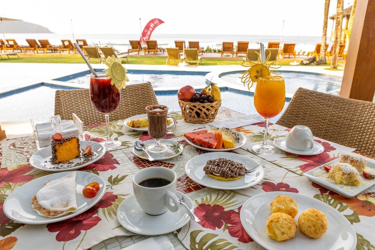Uma mesa coberta com pratos de comida e bebidas.
