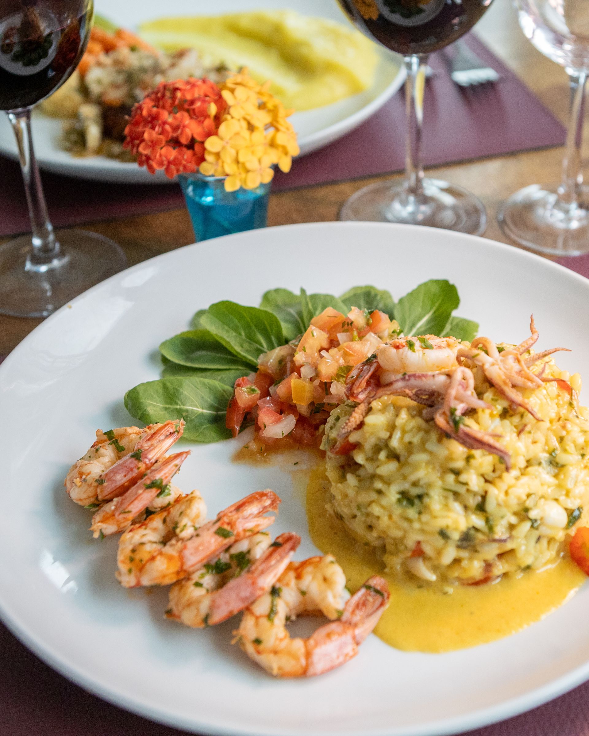 Gastronomia do Amora Hotel com prato gourmet e vista panorâmica para a praia