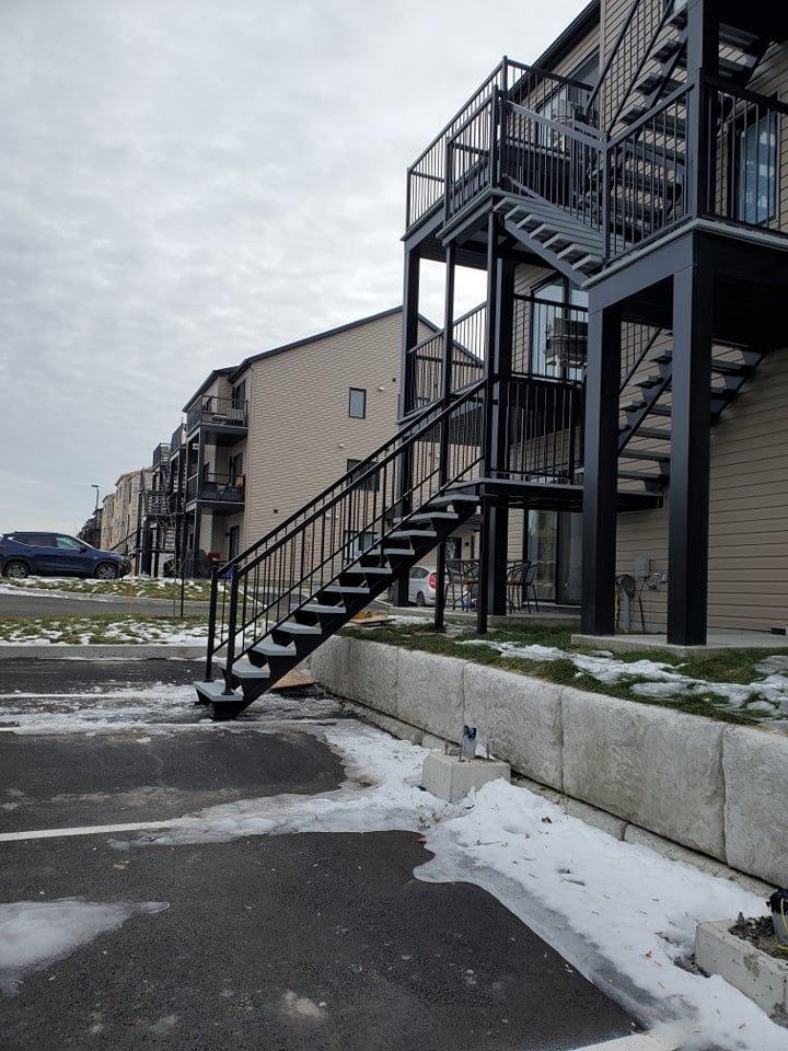 Un escalier menant à un bâtiment
