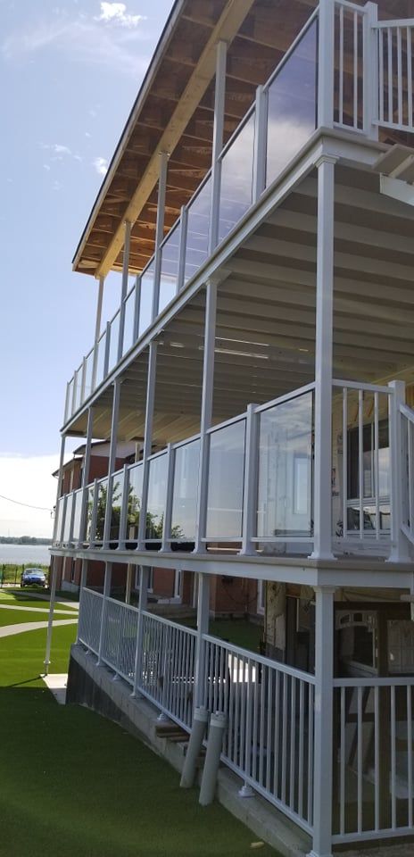 Un grand bâtiment avec beaucoup de balcons et un lac en arrière-plan