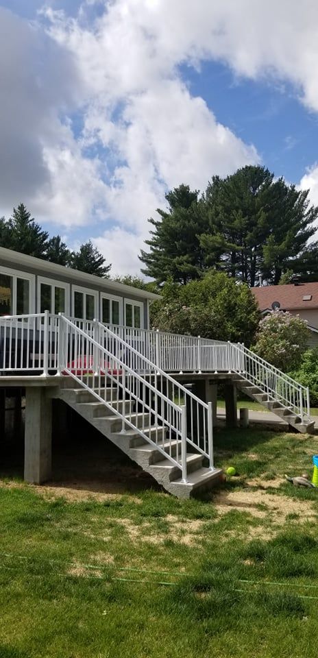 Une maison avec une terrasse et des escaliers qui y mènent.