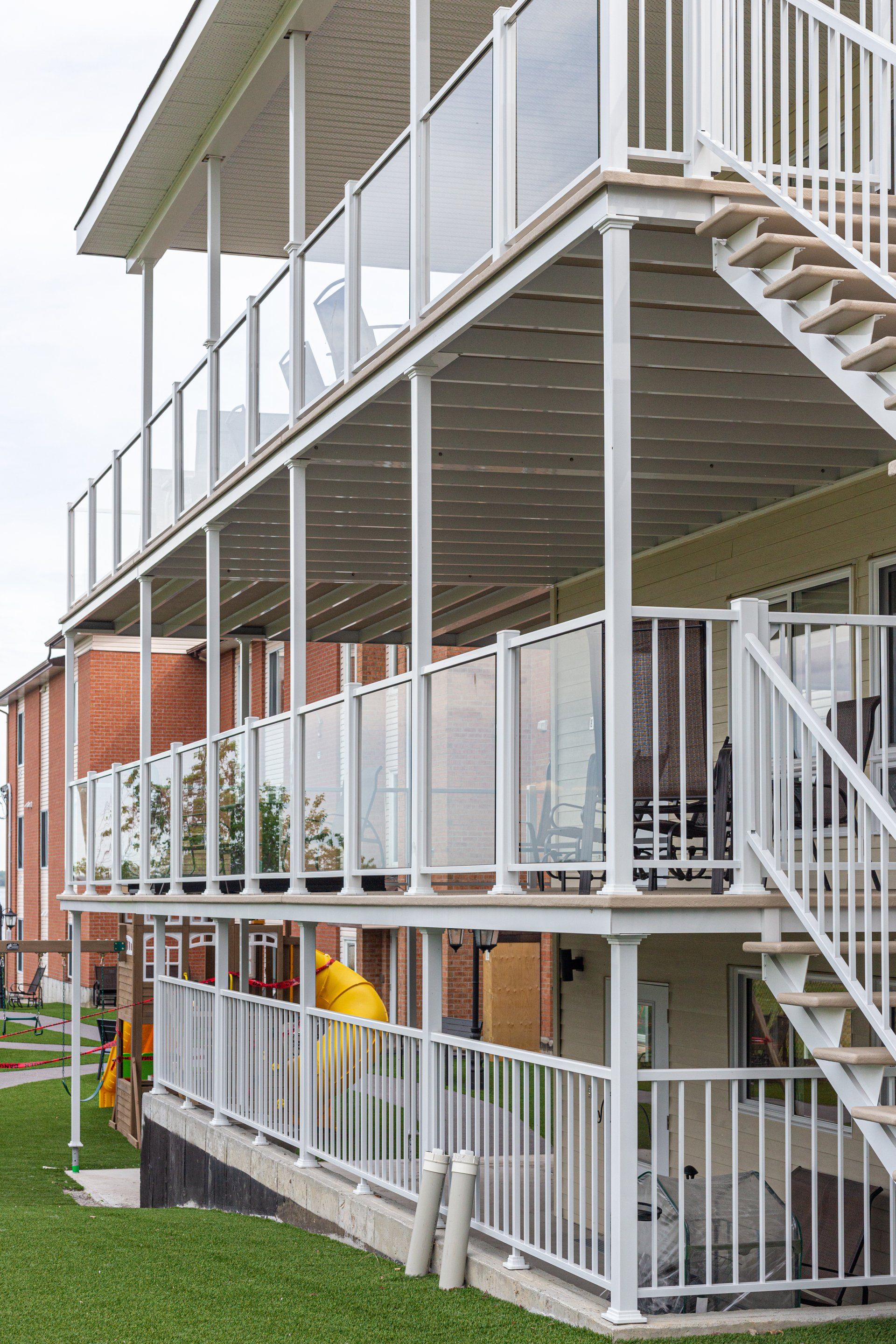 Une grande maison avec un balcon et des escaliers.