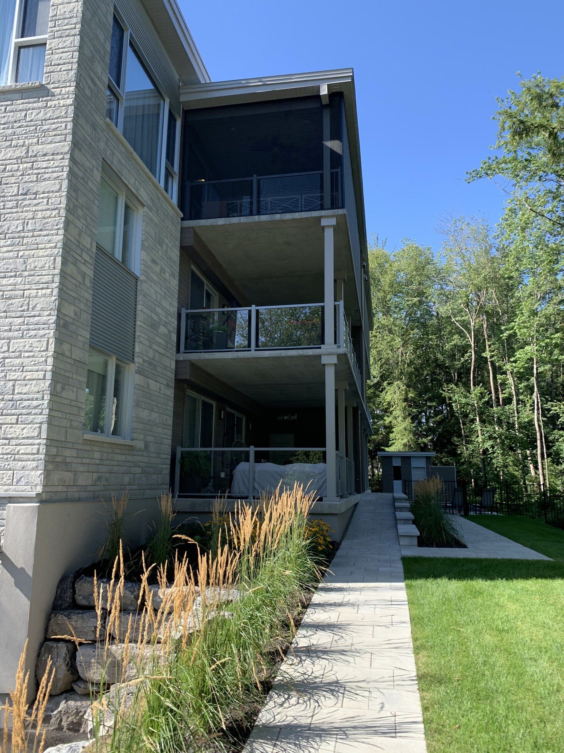 Un grand bâtiment en briques avec une passerelle qui y mène