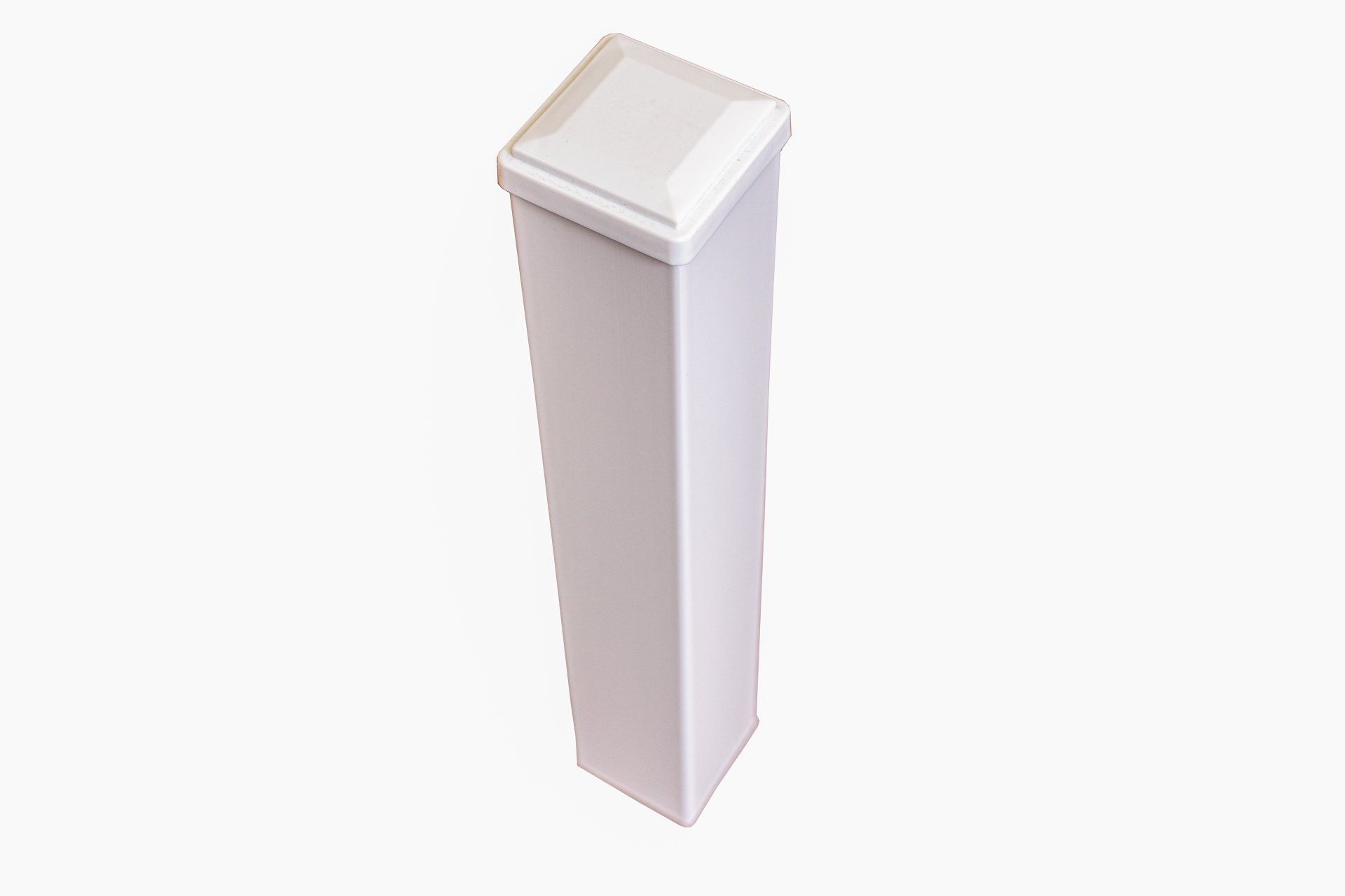 Un poteau en plastique blanc avec un sommet carré sur fond blanc.