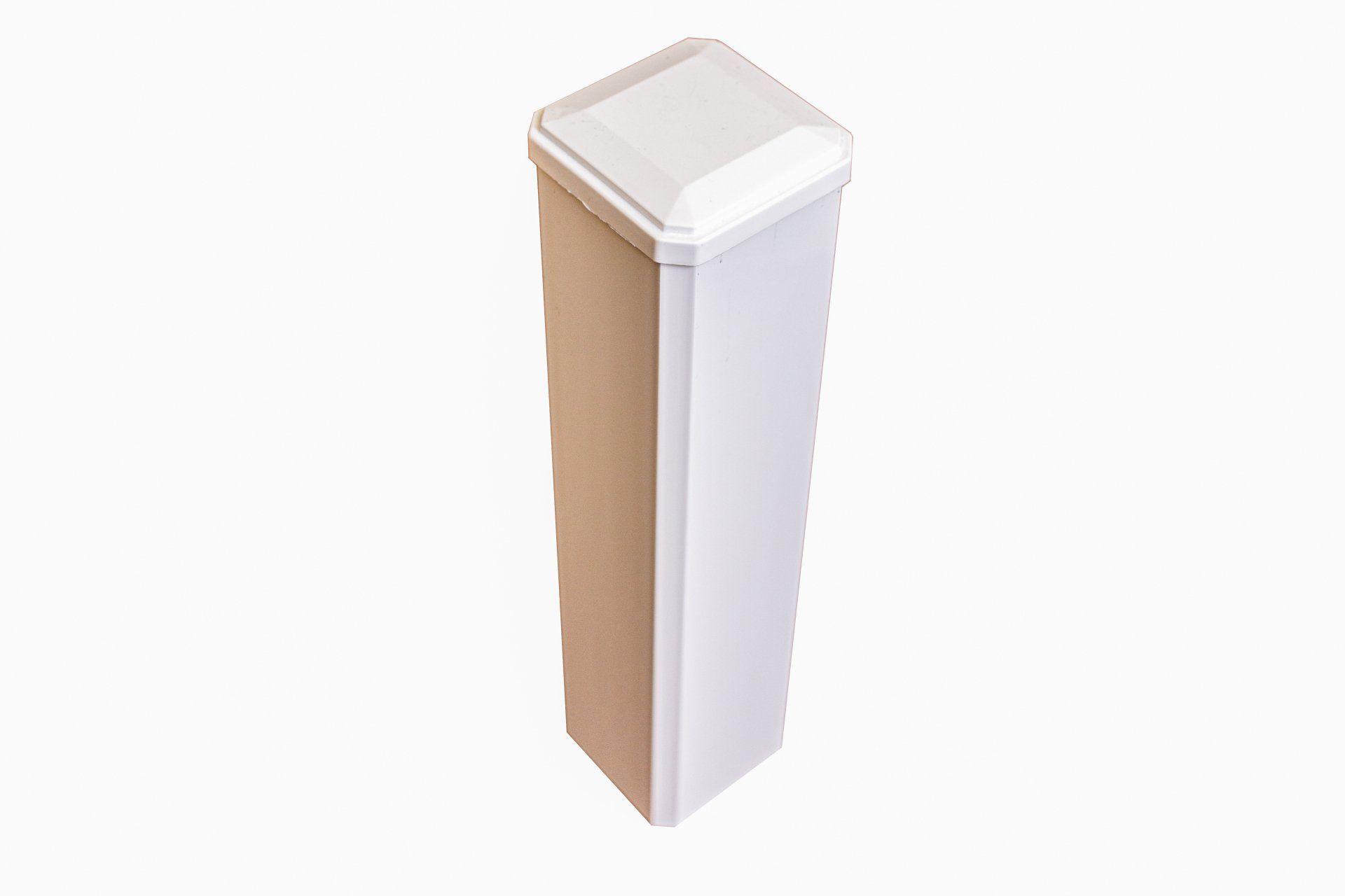 Un poteau blanc et marron avec un sommet blanc sur fond blanc.