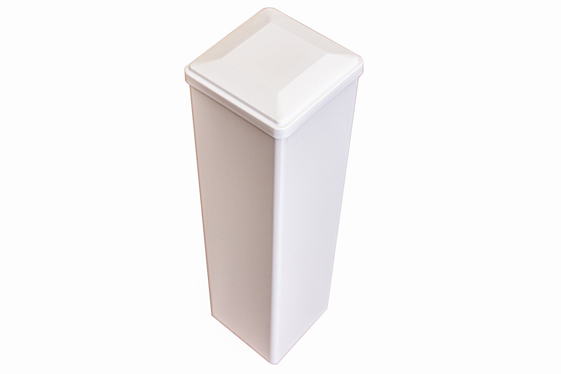 Un poteau de clôture en plastique blanc avec un sommet carré sur fond blanc.
