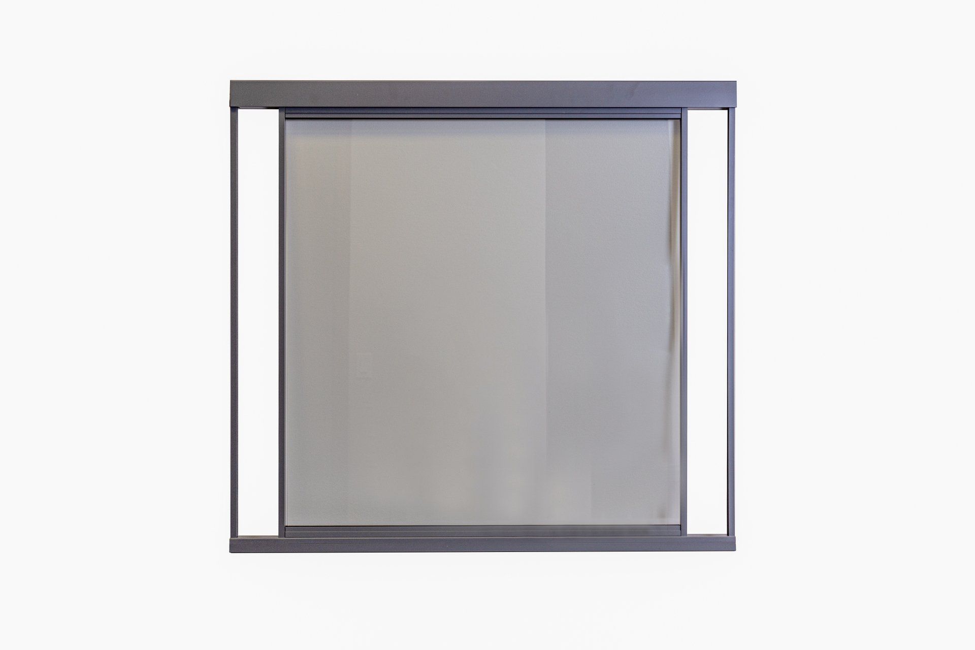 Une porte coulissante en verre avec un cadre gris sur fond blanc.