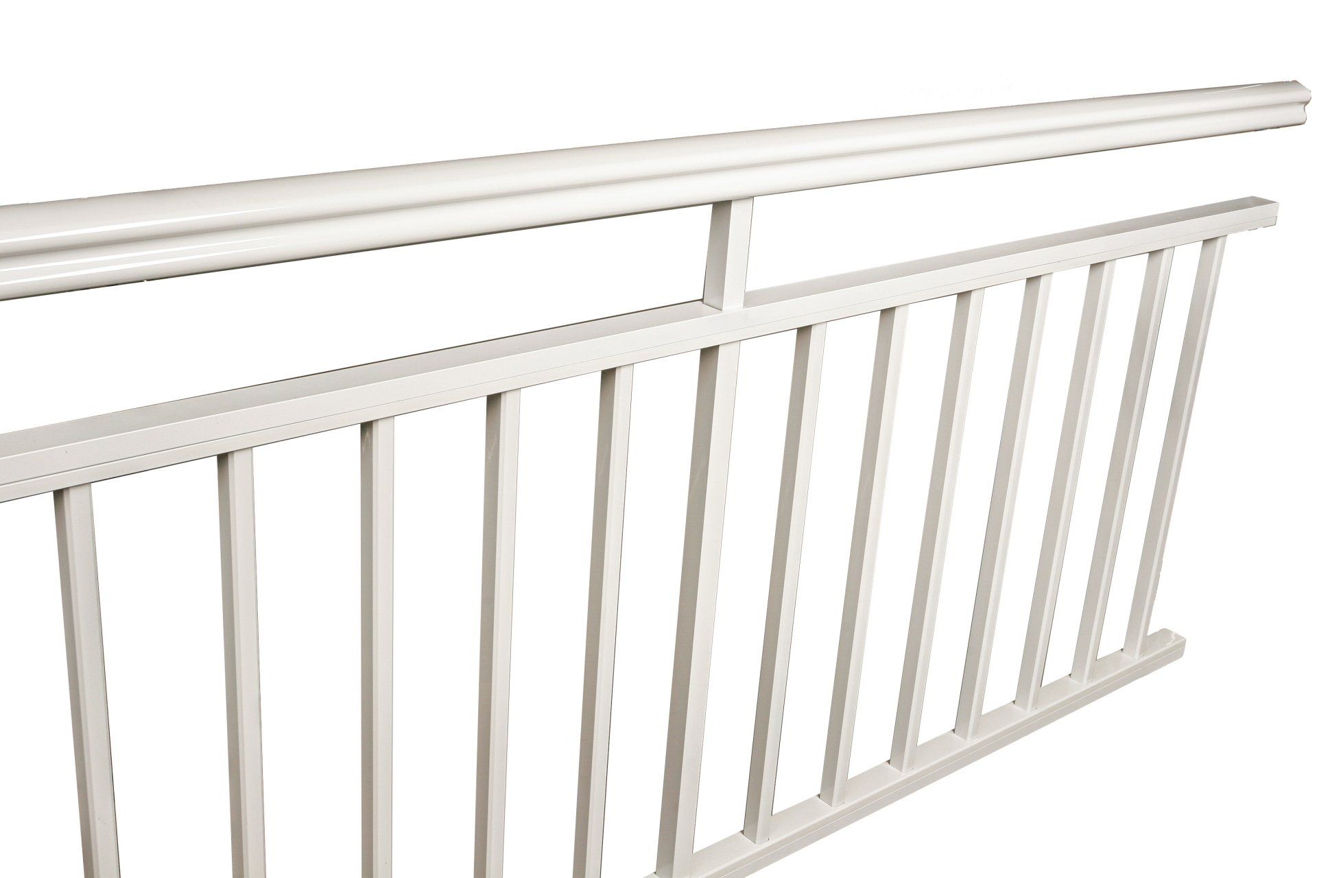 Un gros plan d'une balustrade blanche sur fond blanc.
