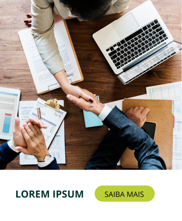 Um homem e uma mulher apertando as mãos sobre uma mesa com um laptop.