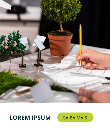 Uma pessoa está escrevendo em um pedaço de papel com um lápis.