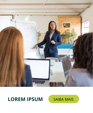 Uma mulher está fazendo uma apresentação para um grupo de pessoas