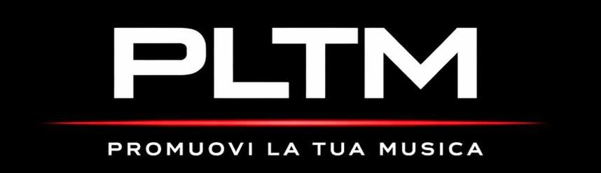 Logo PLTM in bianco su sfondo nero con linea rossa e testo “PROMUOVILA TUA MUSICA”