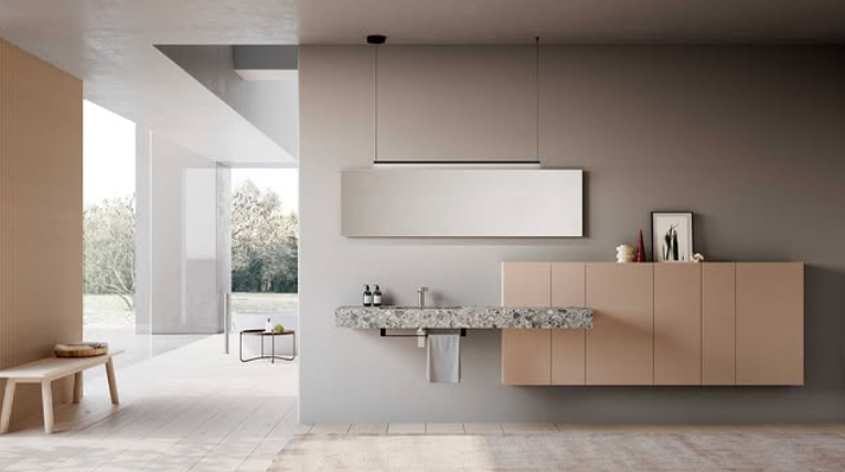 Sala da pranzo moderna e minimalista con credenza in legno chiaro, lampada a sospensione e ampie finestre.