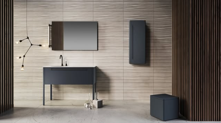 Bagno moderno e minimalista con mobile lavabo nero, specchio, pensile a muro e sgabello a cubo su una parete in legno a righe.