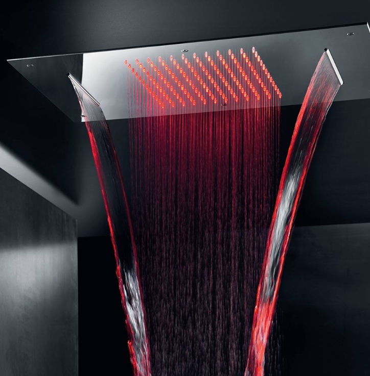Moderno soffione doccia a effetto pioggia con getti d'acqua a LED rossi in un bagno buio.