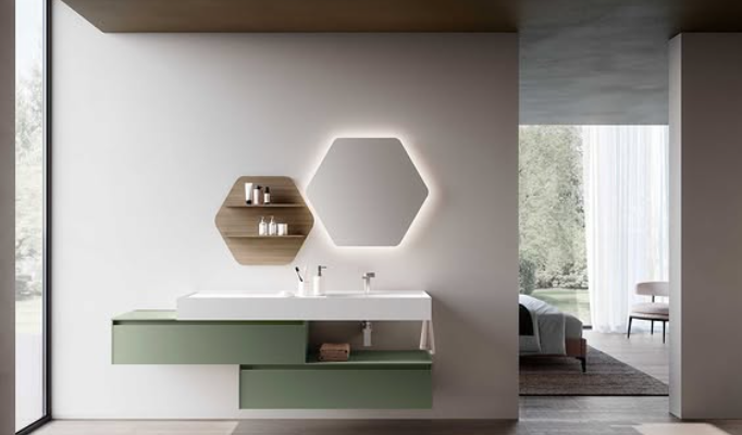 Bagno moderno e minimalista con mobile lavabo sospeso, specchio esagonale e dettagli verdi nei mobili.