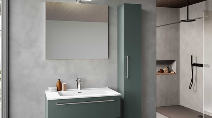 Bagno moderno grigio con mobiletto, specchio, lavabo e box doccia in vetro verdi.