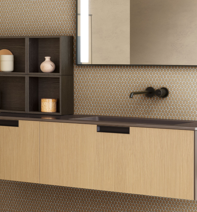 Mobile bagno moderno con ante in legno chiaro, piano d'appoggio scuro, specchio a parete e mensole decorative.