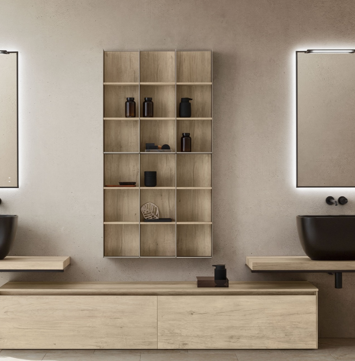 Mobile bagno minimalista beige con mensola a muro e lavabo a ciotola nero, specchio centrale e nicchie contenitive.