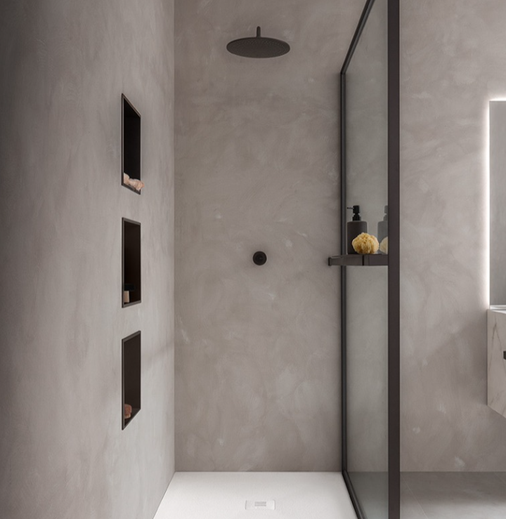 Doccia moderna e minimalista con pareti in cemento grigio, rubinetteria nera, parete divisoria in vetro e nicchie a muro incassate.