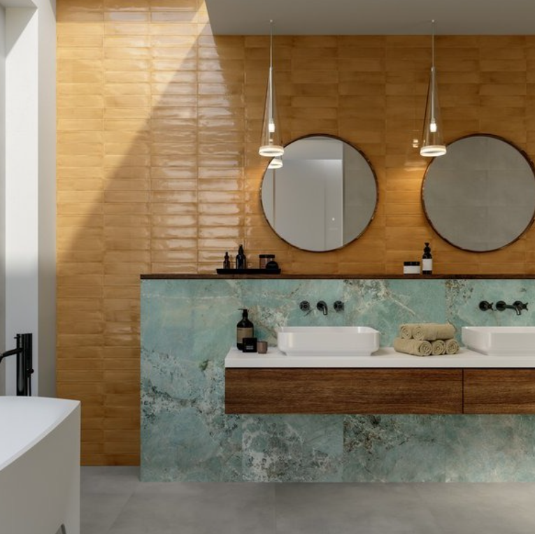 Bagno moderno con finiture in legno e piastrelle turchesi, due specchi rotondi e due lampade a sospensione sopra un mobile lavabo sospeso.