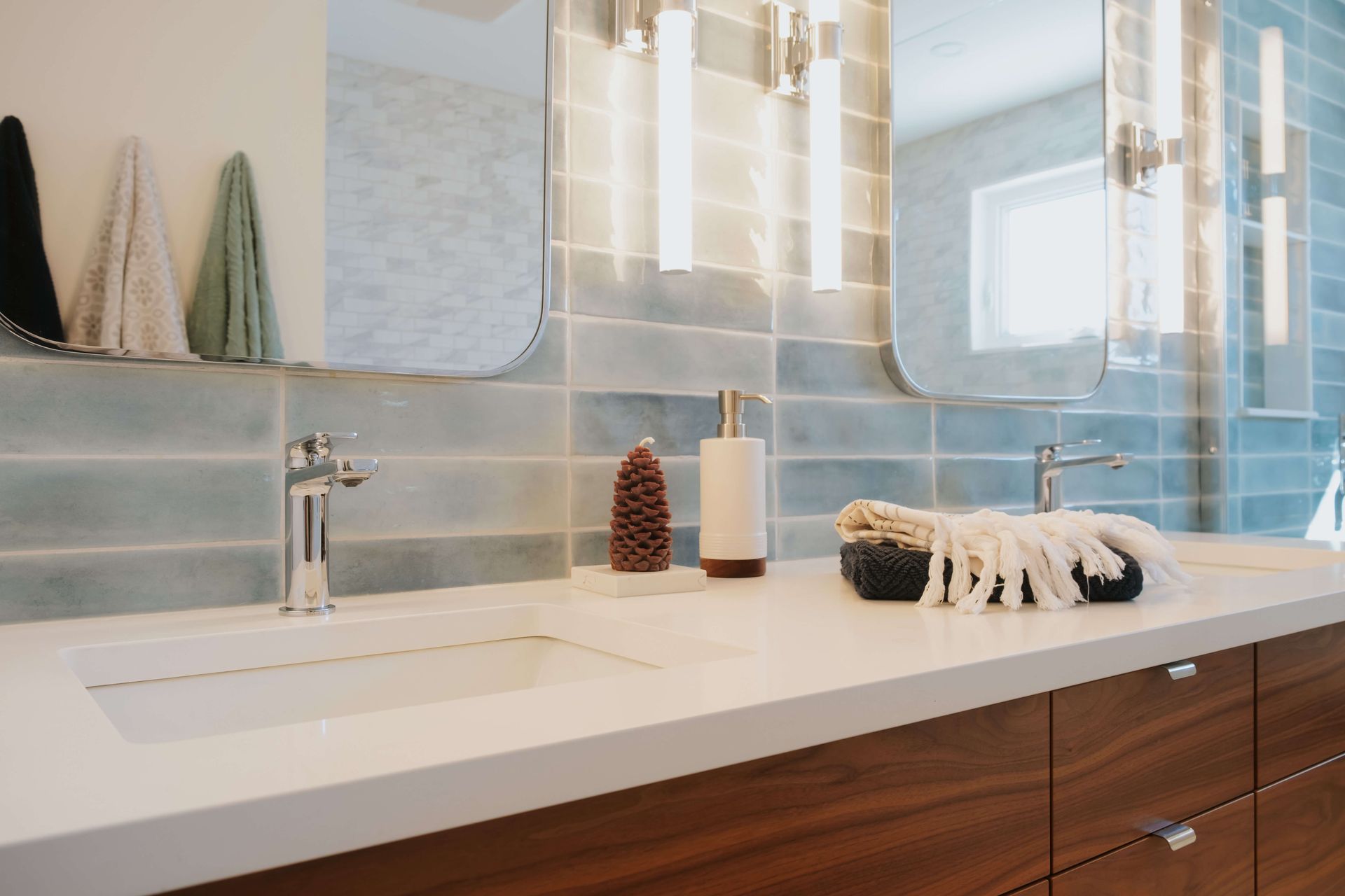 A bathroom with a sink and mirror.