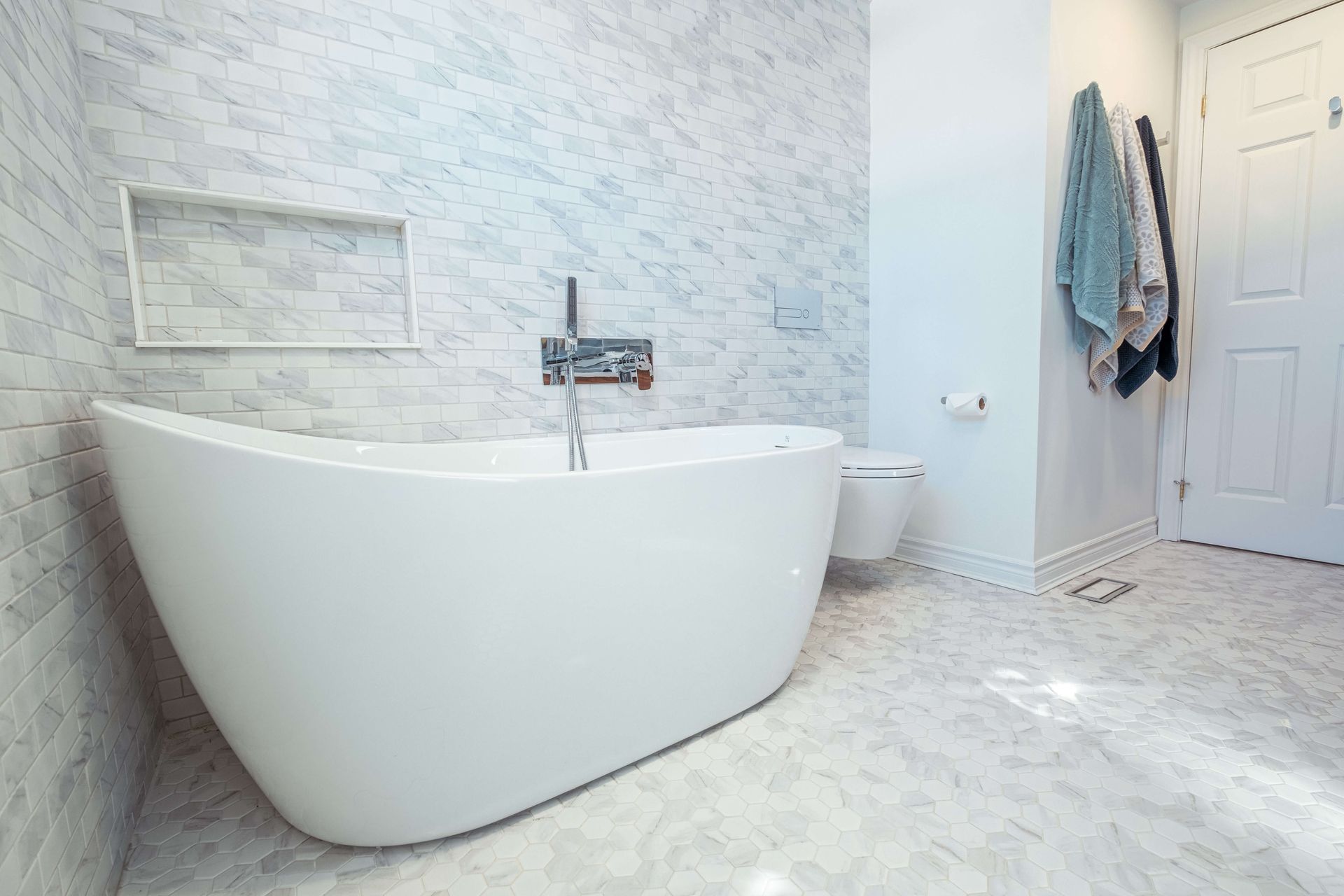 Bathtub in the middle of the bathroom.