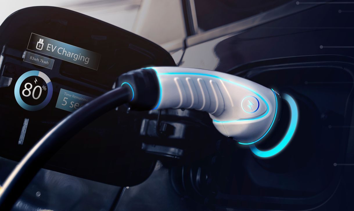 Recharge de véhicule électrique, un câble de charge bleu et blanc connecté au port de charge d'une voiture, affichant une charge de 80 %.