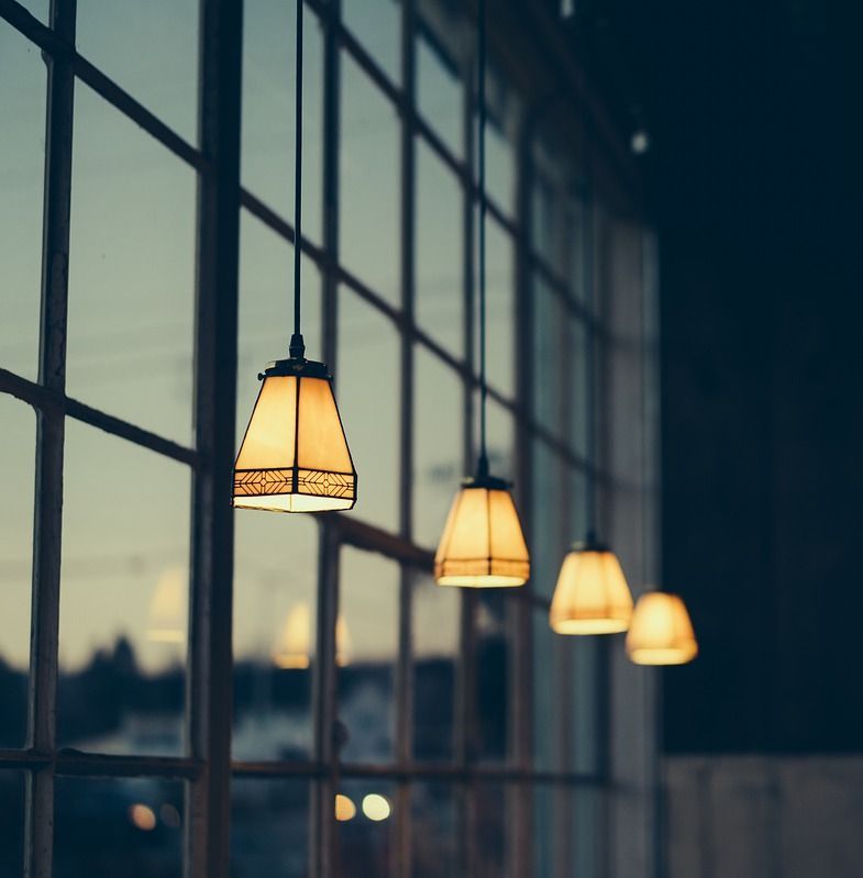 Une rangée de lumières suspendues au plafond devant une fenêtre