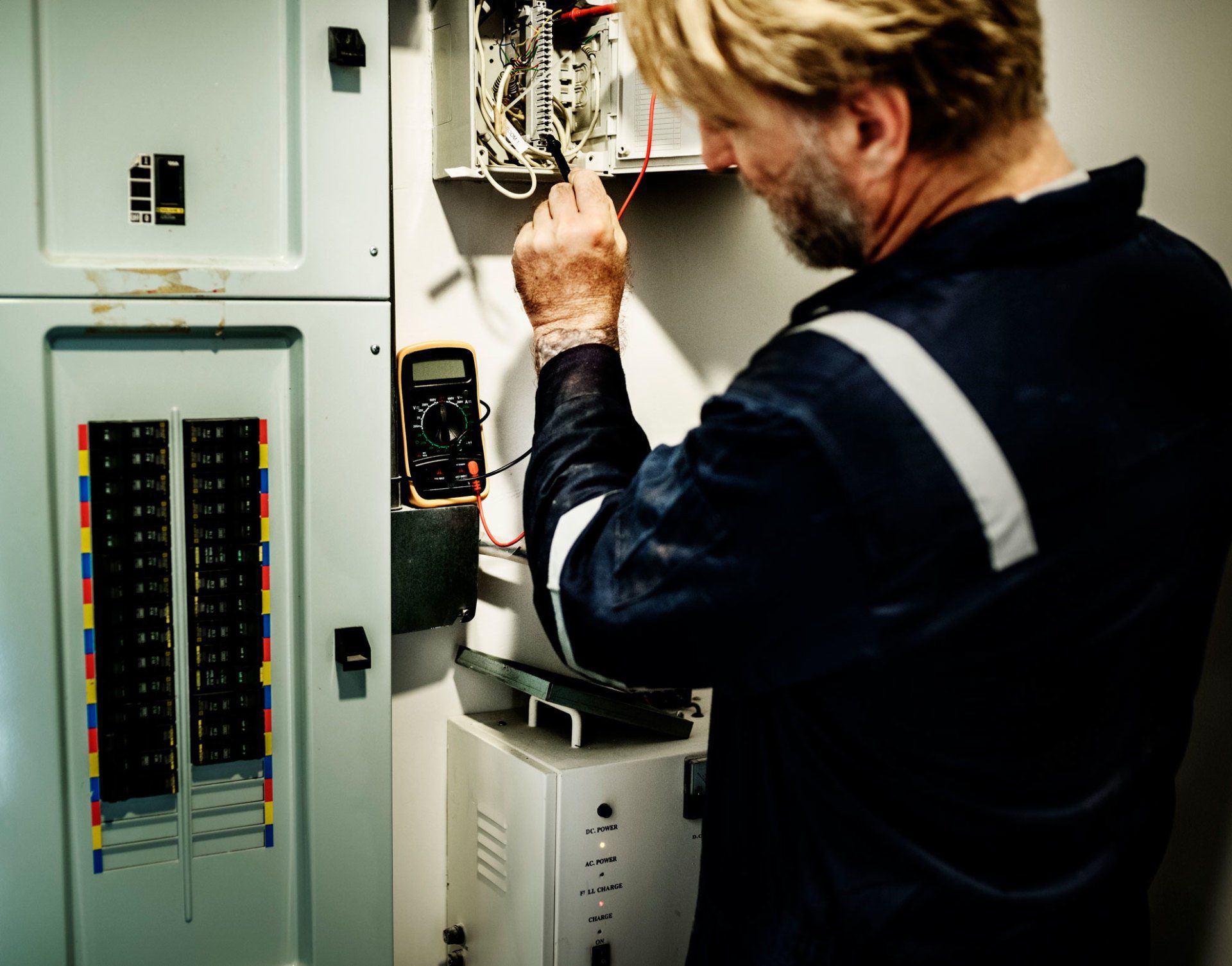 électricien travaillant sur un tableau électrique