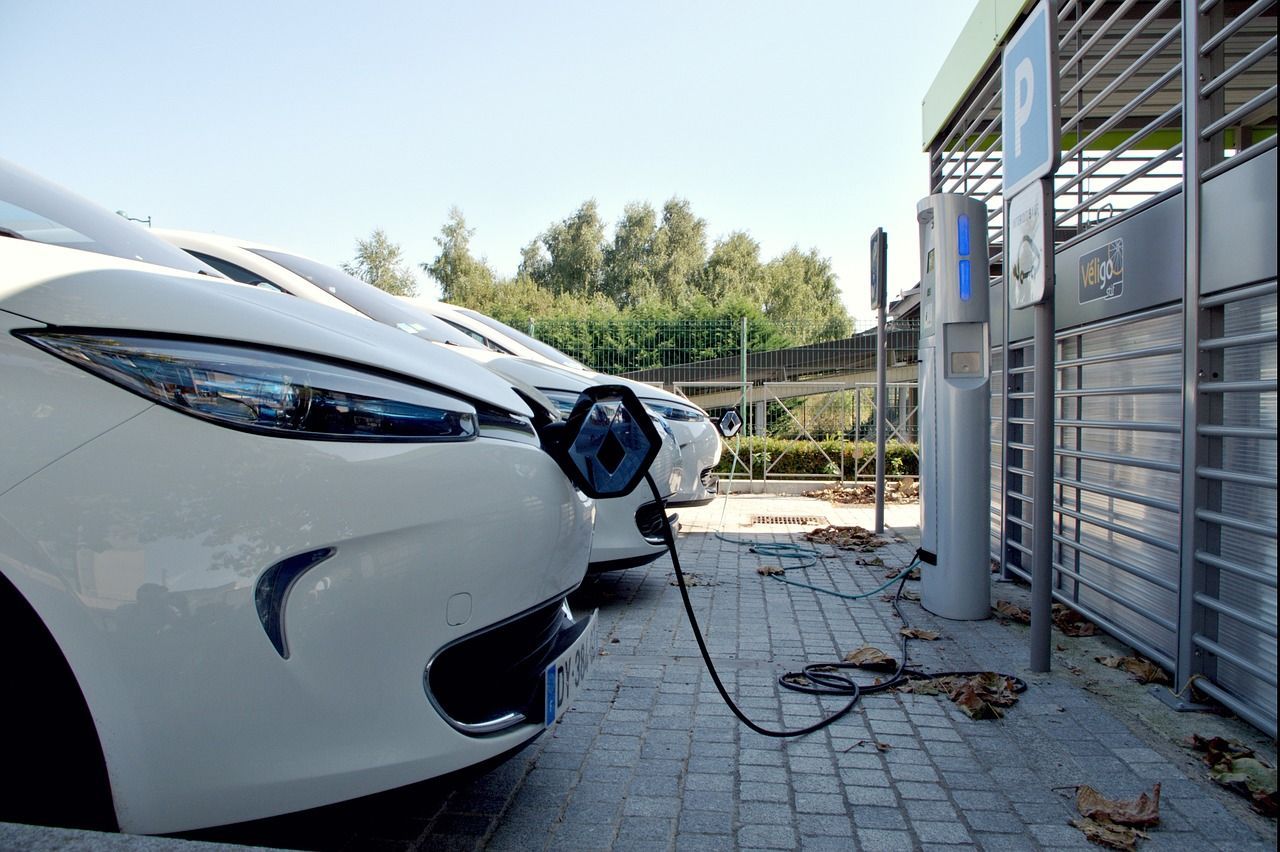 Une rangée de voitures électriques sont en cours de recharge sur une borne de recharge.