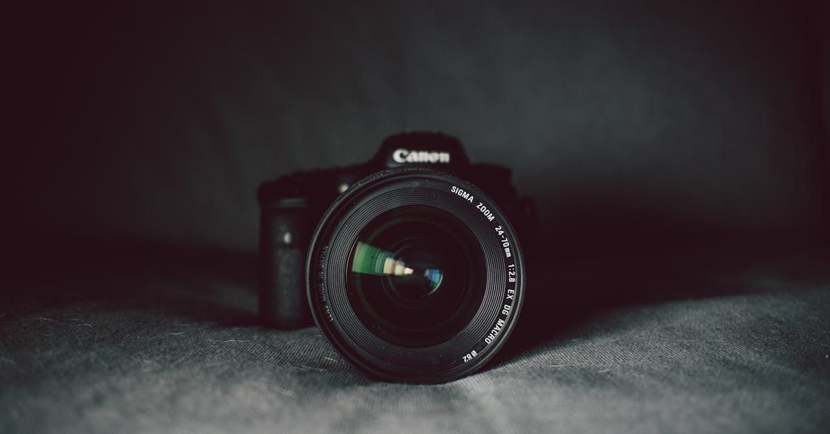 Un gros plan d'un objectif d'appareil photo sur une table.