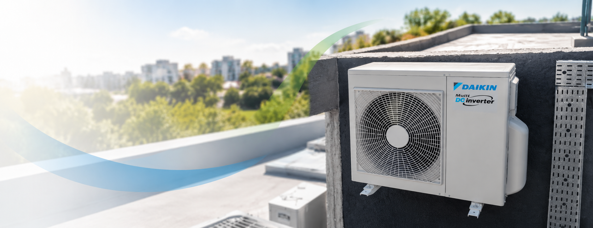 Unidad de refrigeración exterior blanca con ventilador montada en un tejado junto a una piscina y árboles al fondo.