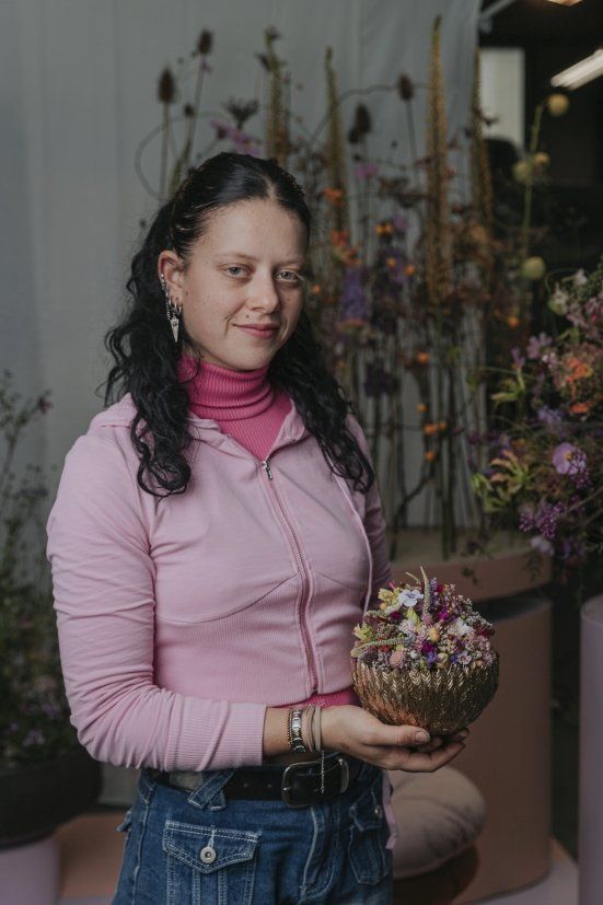 Siona mit ihrem Brautschmuck