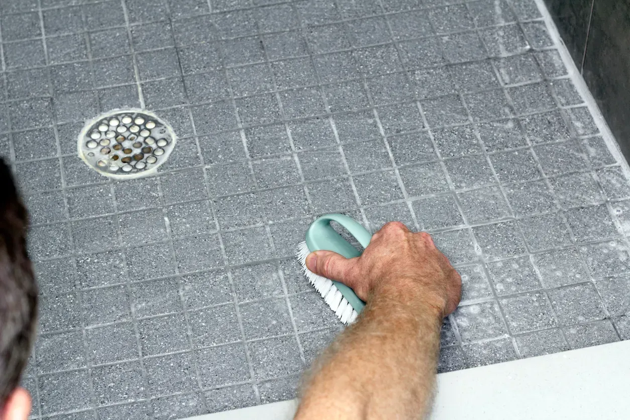 détartrer le carrelage de douche