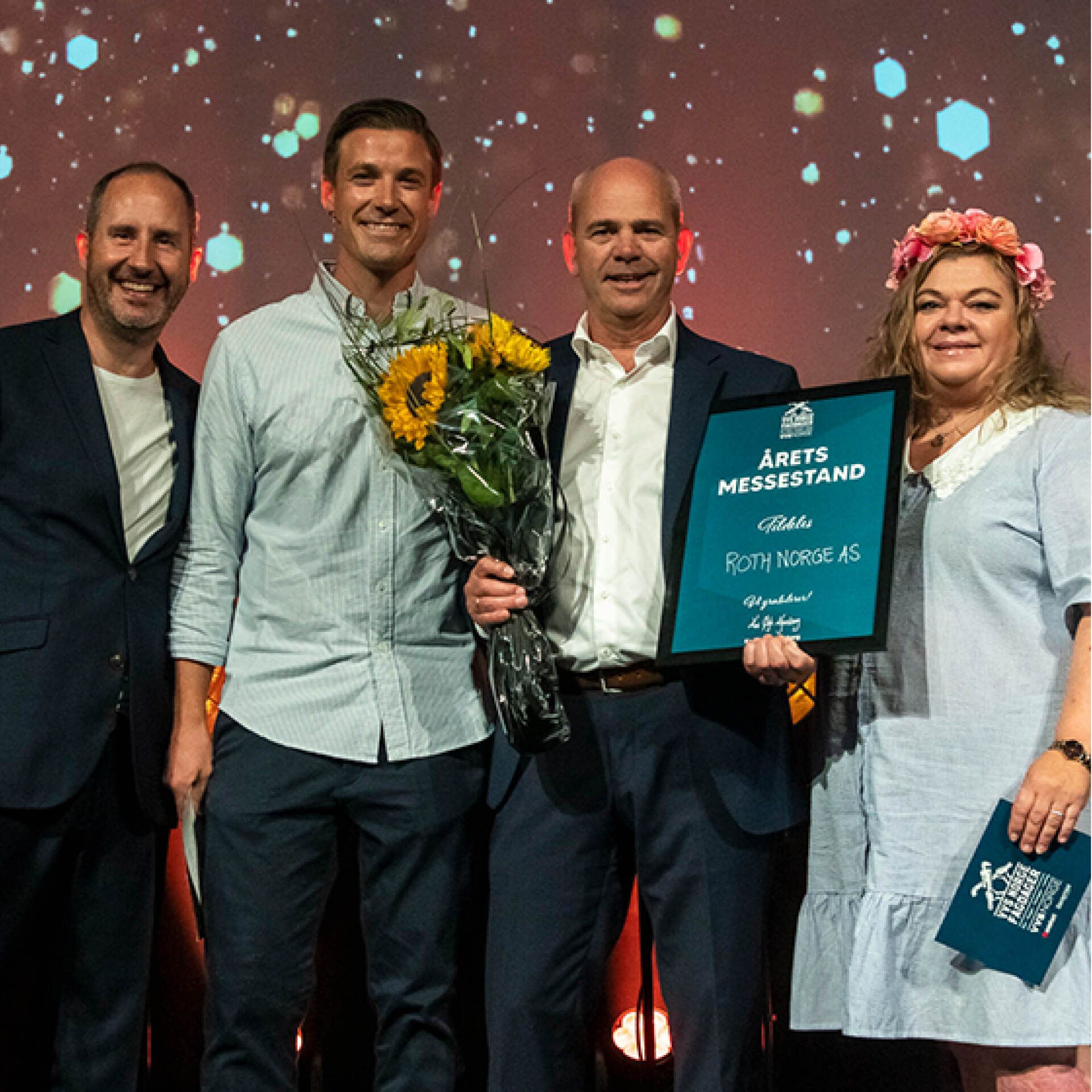 Espen Aulie med vinnerne av «Årets Messestand» Roth Norge på VVS Norge sin fagdager i 2022