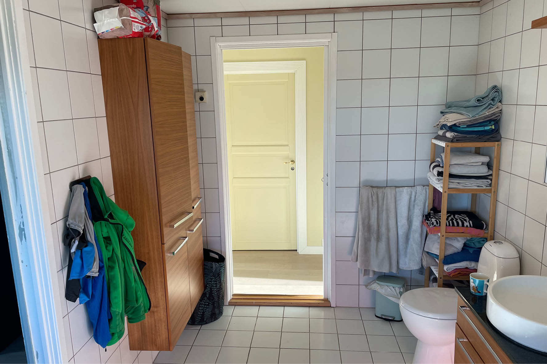 Førbildet av badet til en privatkunde i Lørenskog. Bildet viser toalett og skap. 
