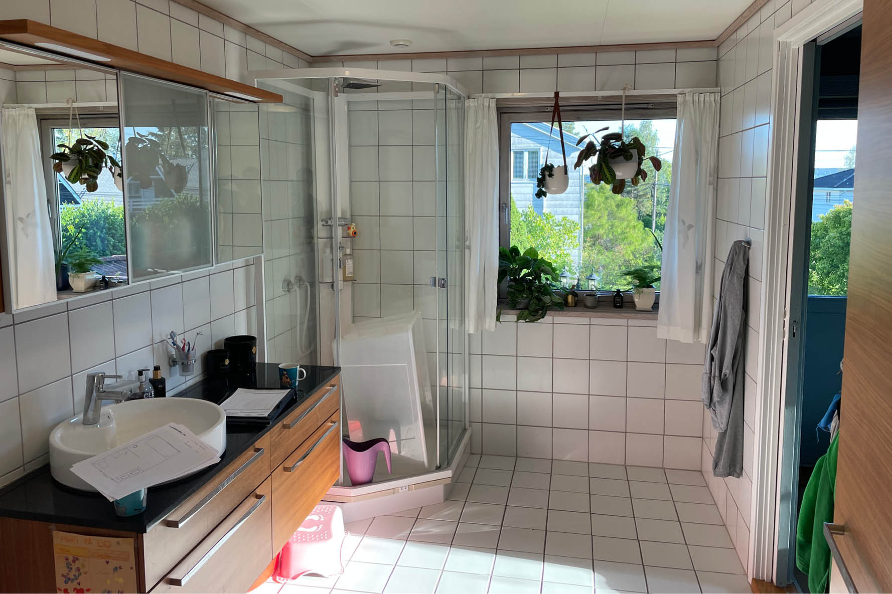 Førbilde av badet til en privatkunde i Lørenskog. Bildet viser dusj og servant.