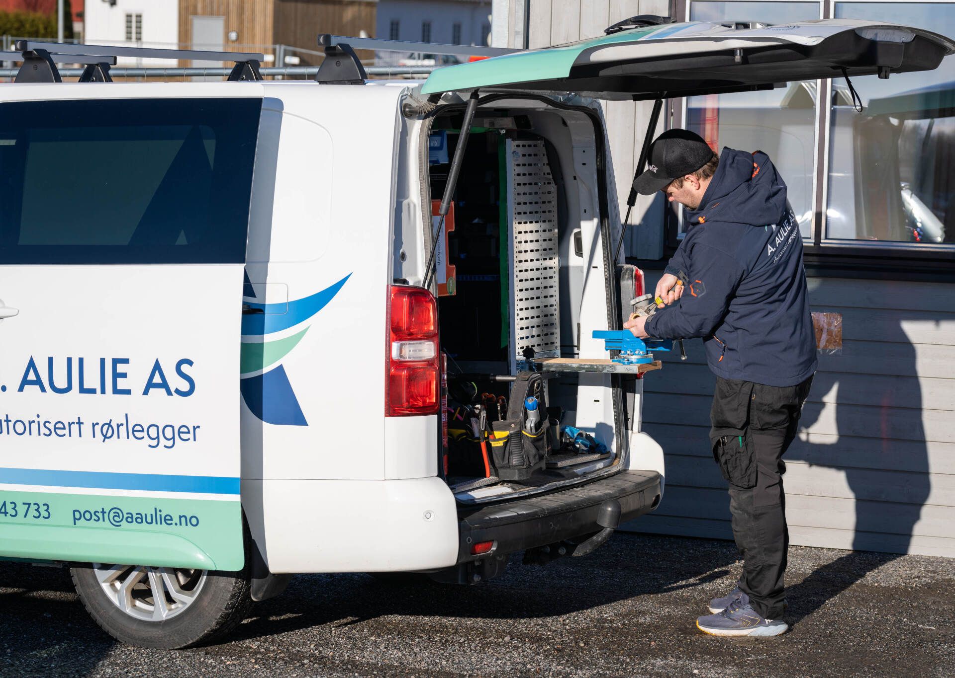 En av våre rørleggere med servicebil