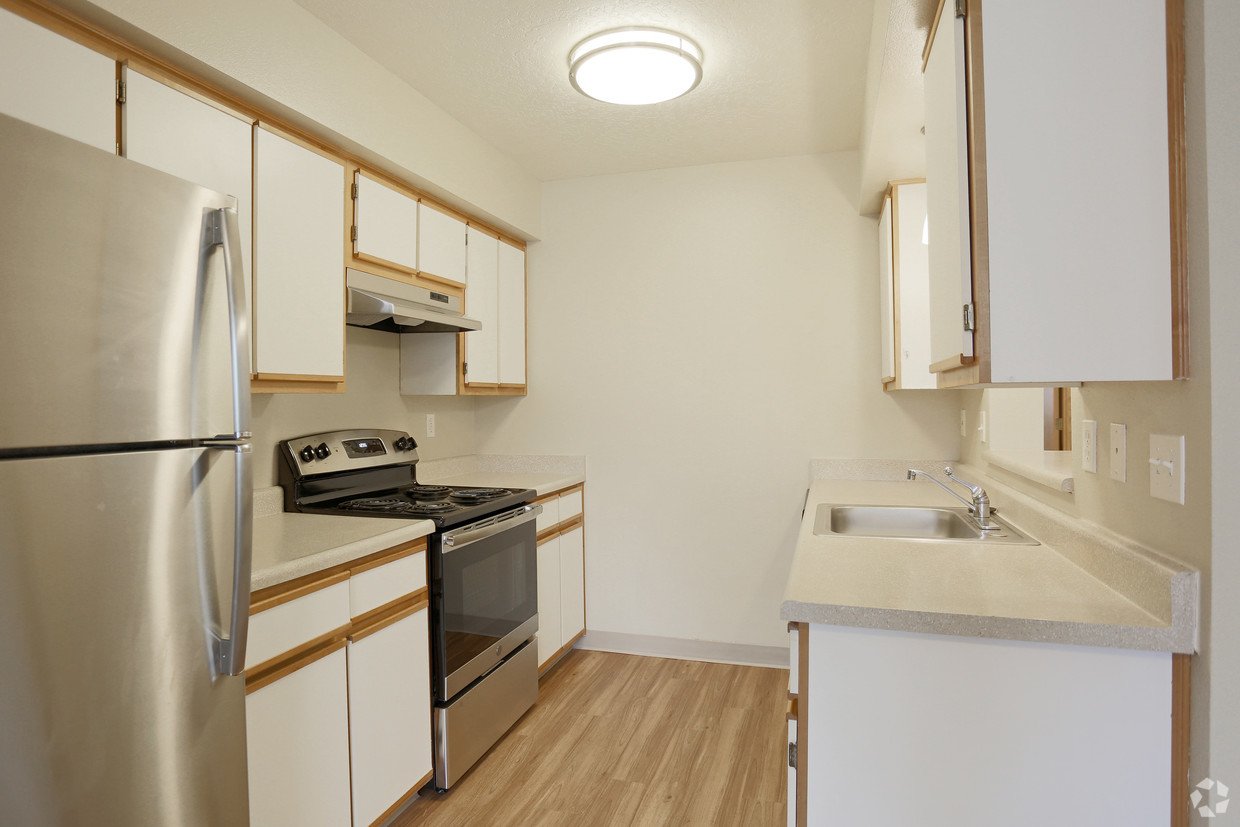 Briar Ridge Apartments Crest Properties, Inc.