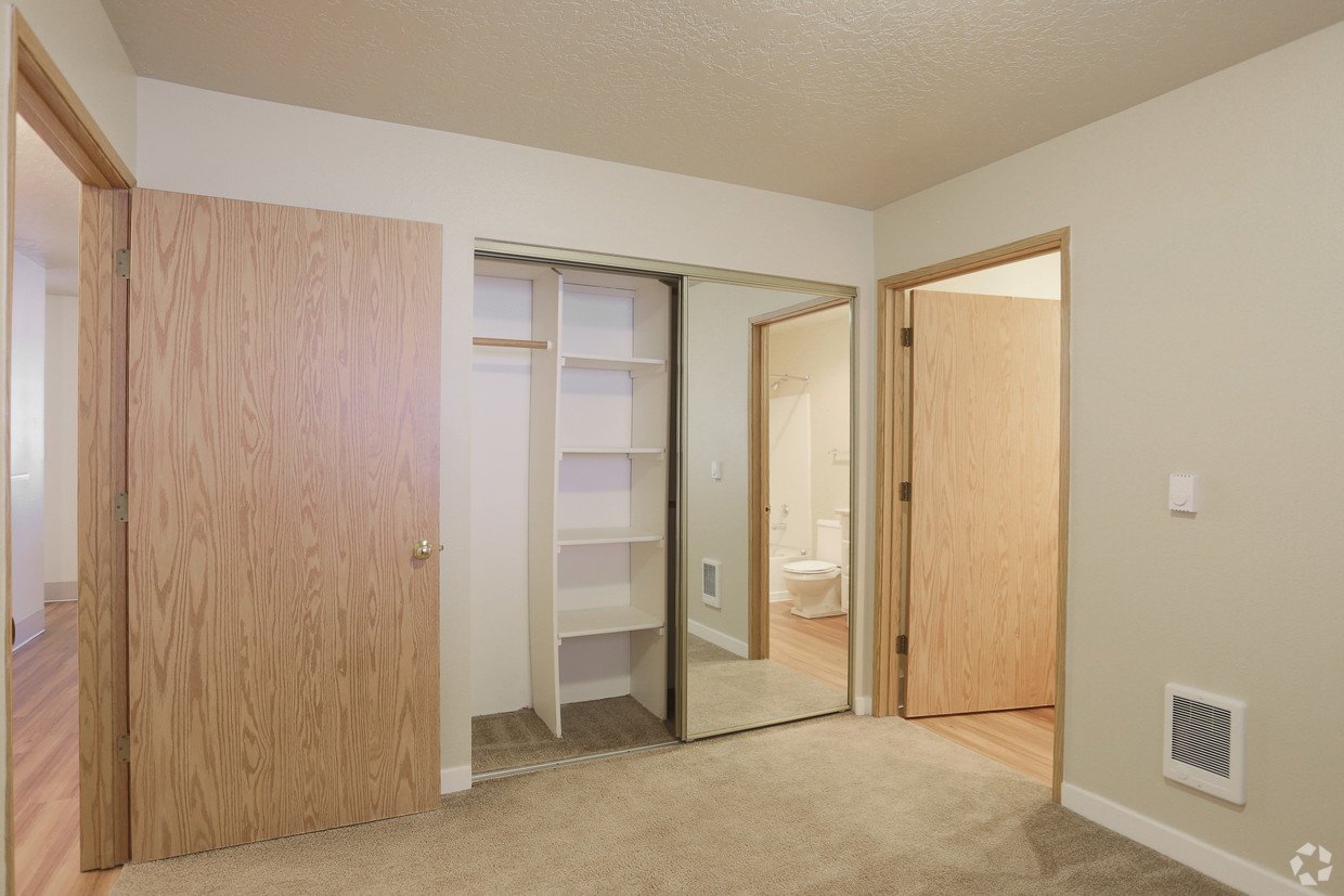 Briar Ridge Apartments Crest Properties, Inc.